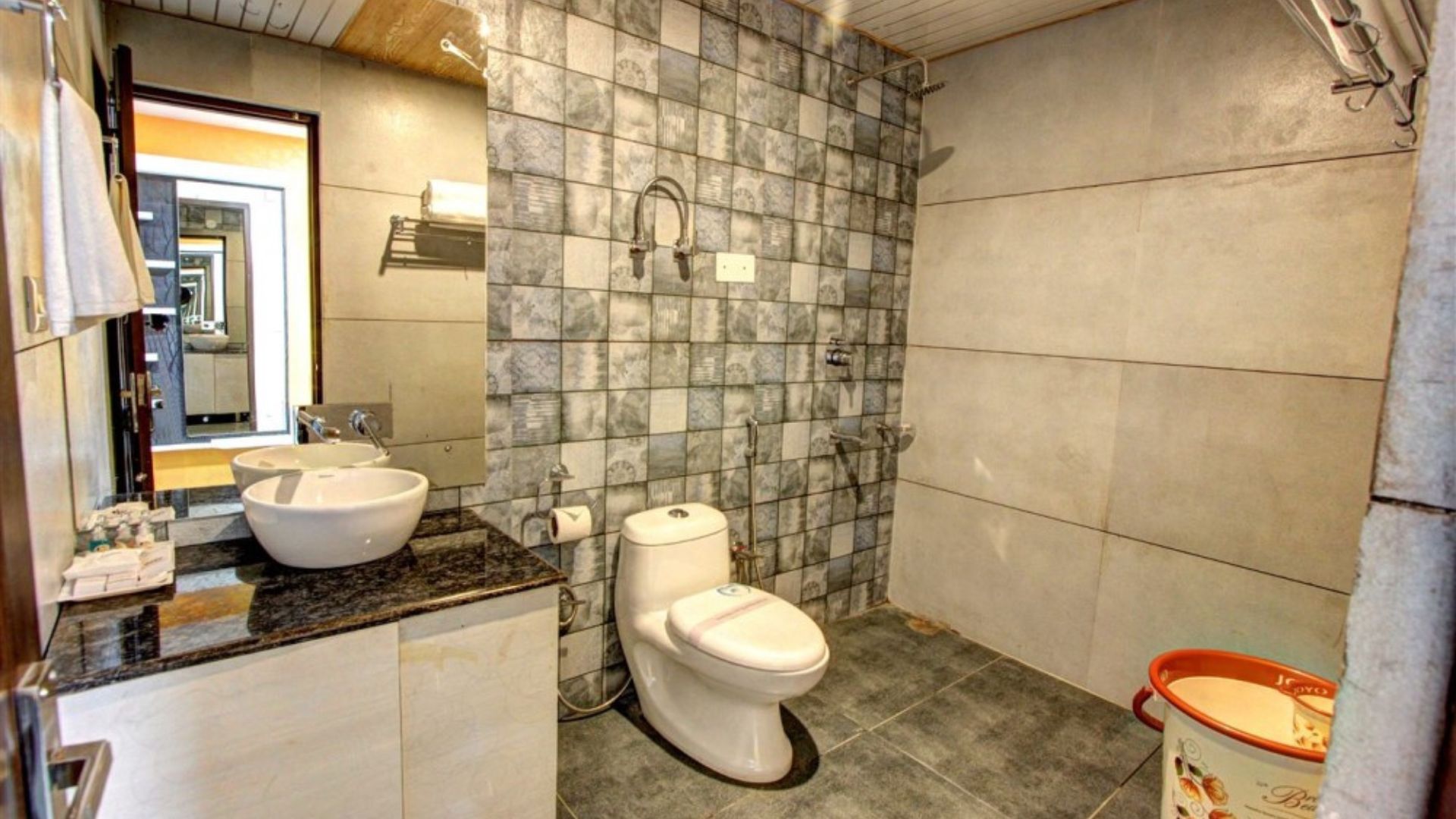 moniker resort bathroom